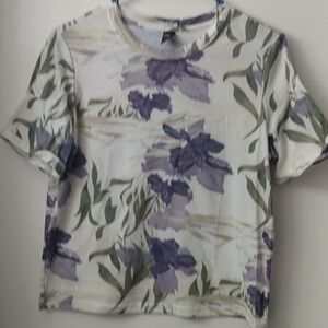 Short sleeve lilac and cream orchid pattern crew neck elegant tee shurt
